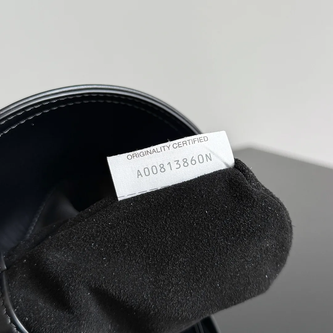 Batch 1520 BOTTEGA VENETA 2025 women's mini LIBERTA crossbody bag, the smallest size is shipped! ! Summer is here, how can you go out and play without a small bag? The "Freedom" series has the advantage of not being picky about seasons. I really like it. A small bag with a generous temperament is an indispensable item for every girl to perfectly adapt to the variety of summer outfits. The high-quality leather reveals a delicate luster. The U-shaped high-quality hardware design is enlarged in this size, which is the finishing touch. Whether it is attending a banquet or daily travel, it can show off the taste. Style No.: 826147 Size: 24*15.5*5cm